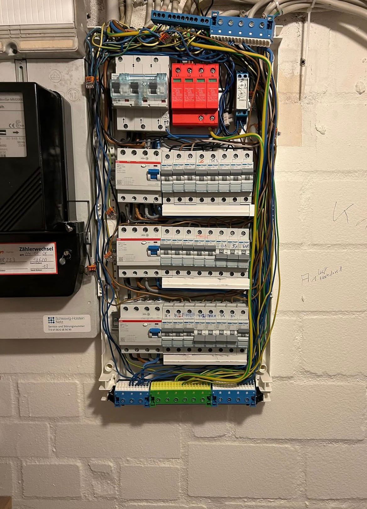 Komplexer Verteilerkasten in einem Altbau-Keller, Sanierung der bestandsgeschützten Elektrotechnik.