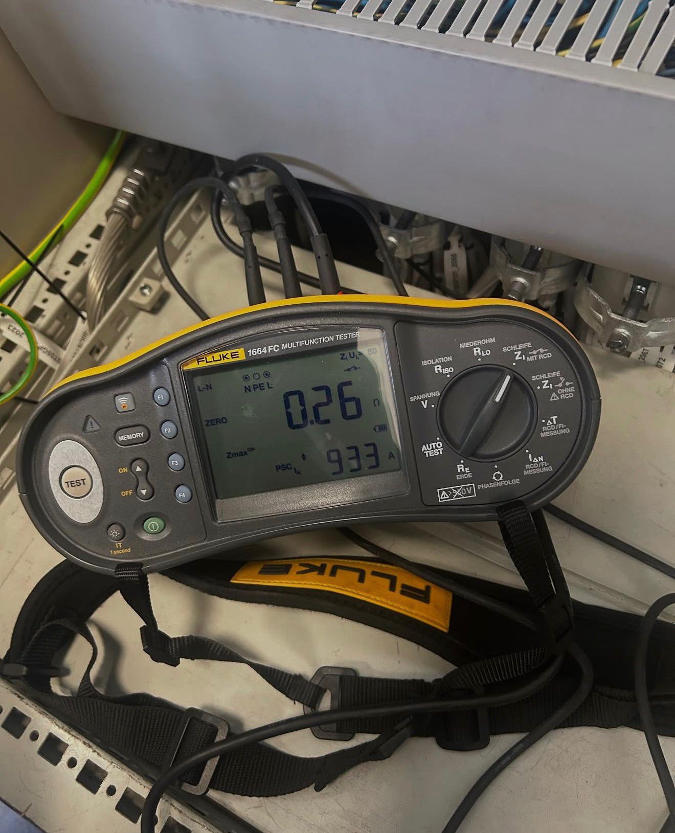 Professionelles Fluke-Messgerät im Einsatz zur Fehlerdiagnose und Sicherheitsprüfung von elektrischen Anlagen.
