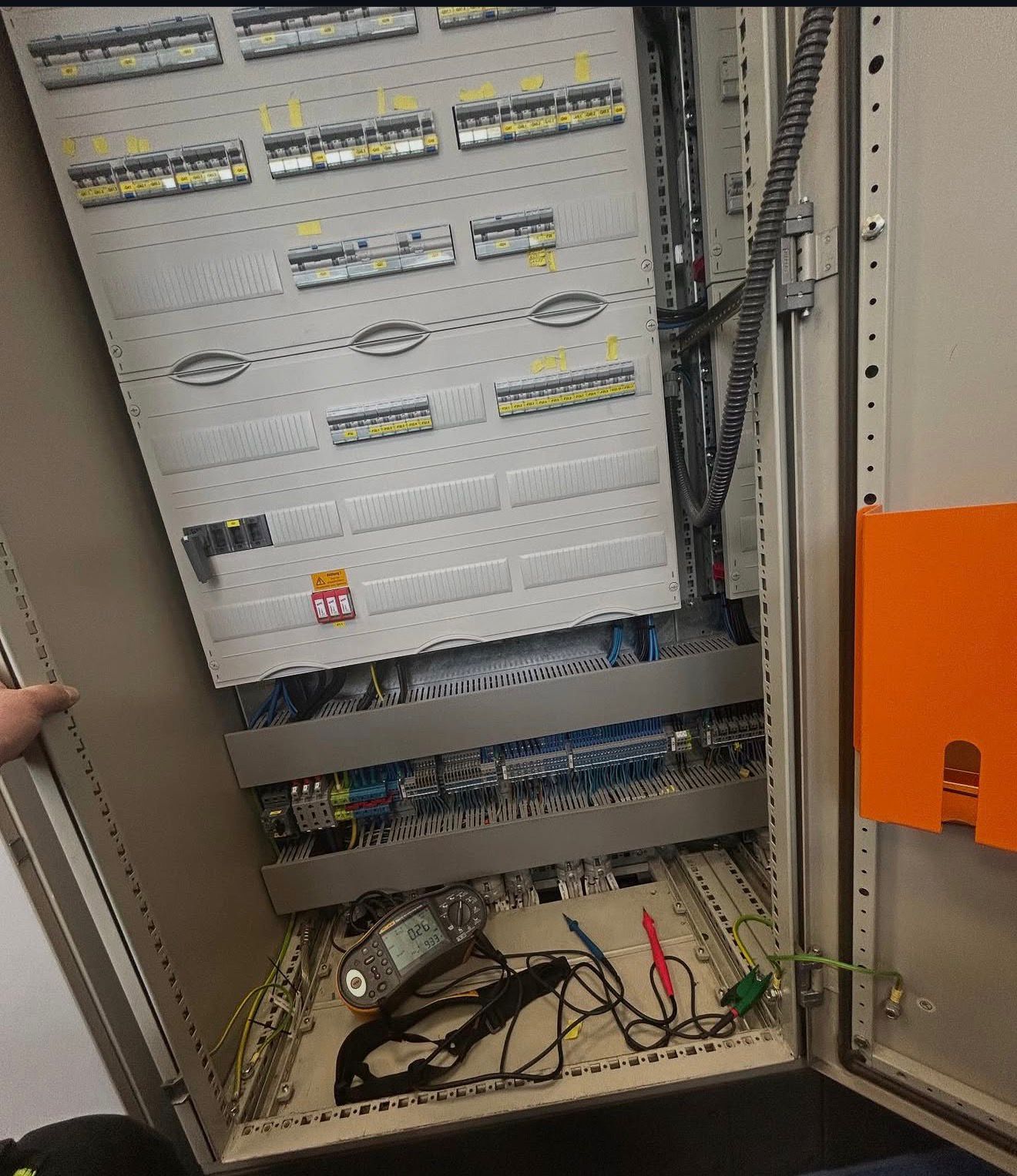 Blick in einen geöffneten gewerblichen Schaltschrank mit Steuerleitungen und Leistungselektronik.